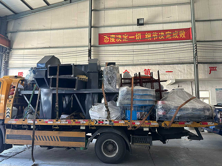 斗式提升機、振動料斗、旋振篩整車發貨